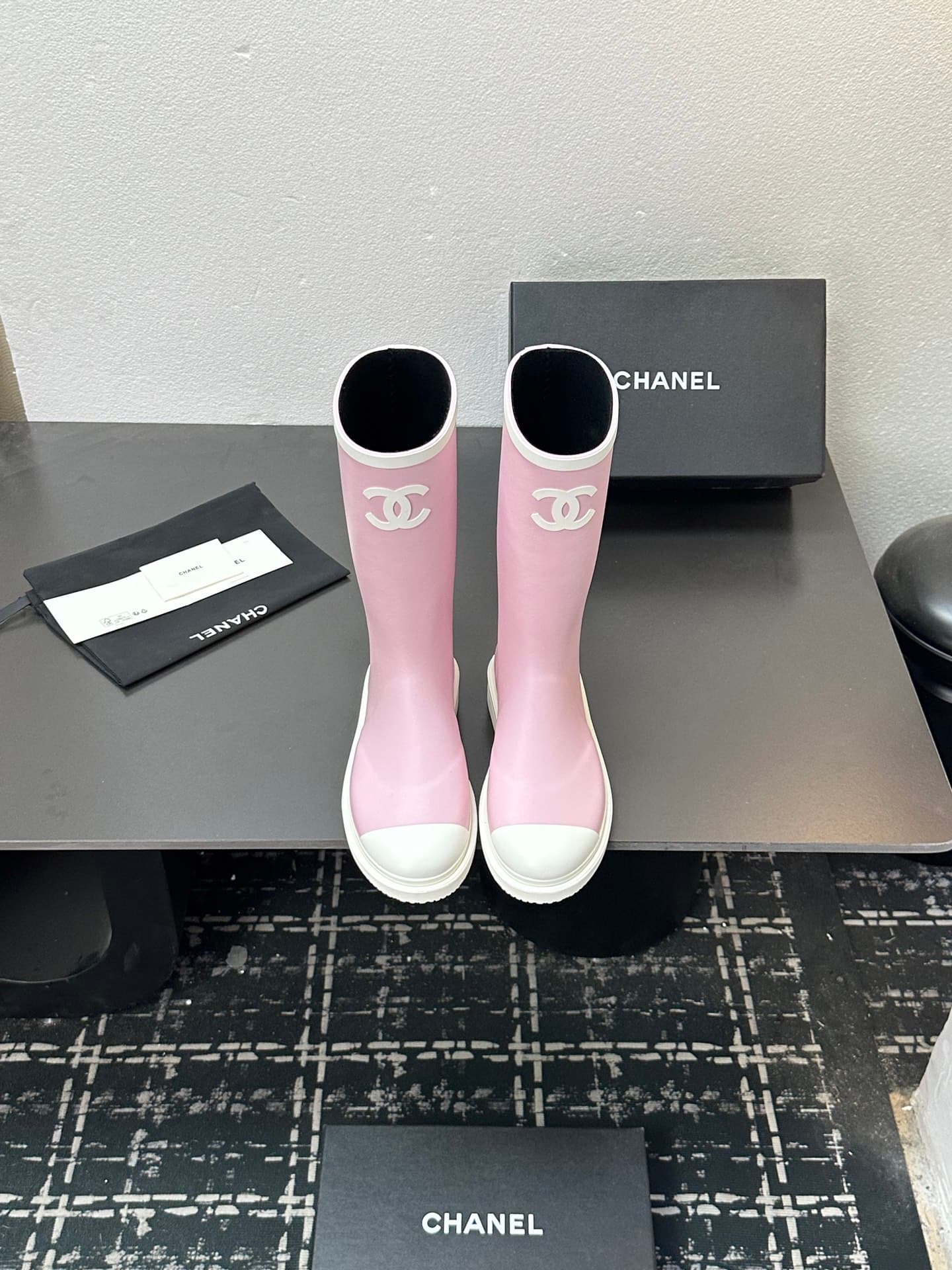 Bottes de pluie de luxe CHANE roses et blanches, modèle classique à logo CC, élégantes et polyvalentes.
