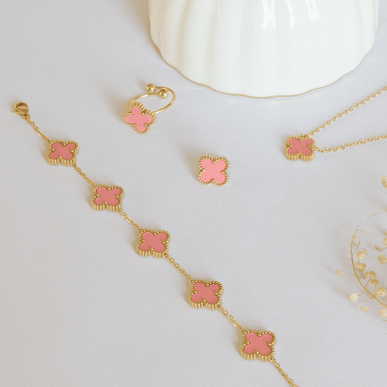 Ensemble de quatre boucles d'oreilles et collier en forme de trèfle à quatre feuilles, élégant et porte-bonheur, chaîne de clavicule dorée