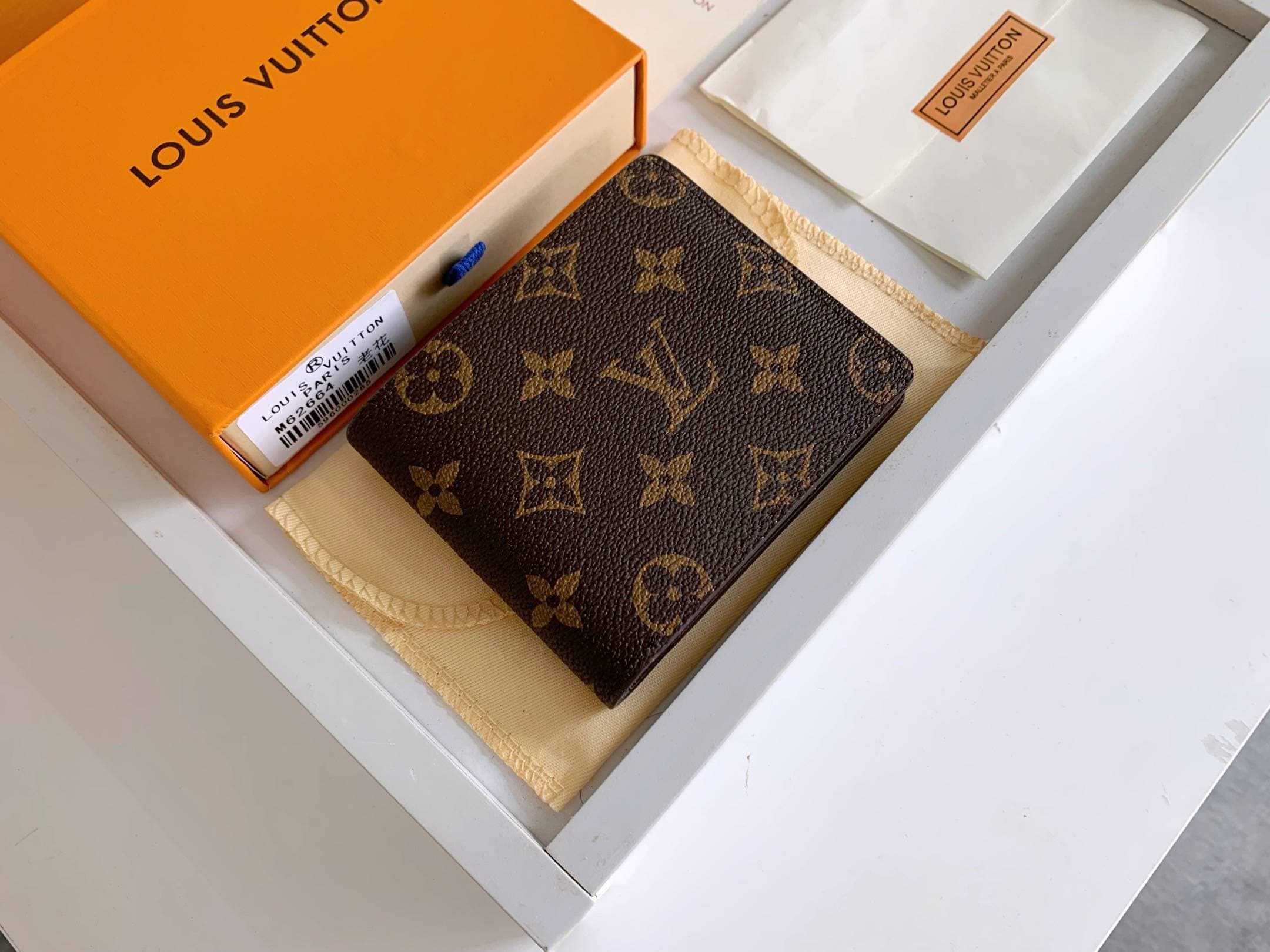 Portefeuille homme vintage à monogramme, format court, à deux volets, avec fente pour cartes et poche zippée pour la monnaie. Accessoires de voyag