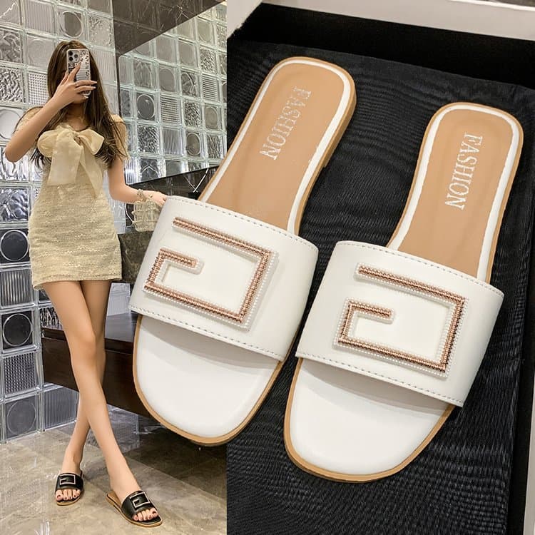 Women's Fashion Metal Buckle Round Toe Flat Sandals Summer Outdoor Wear Popular New Style