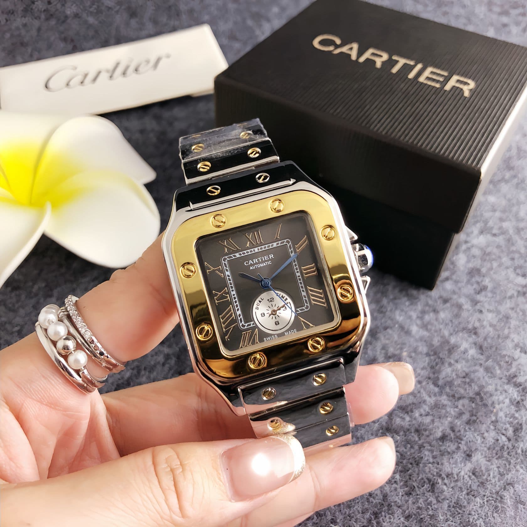 Montre homme haut de gamme à bracelet en acier et cadran carré