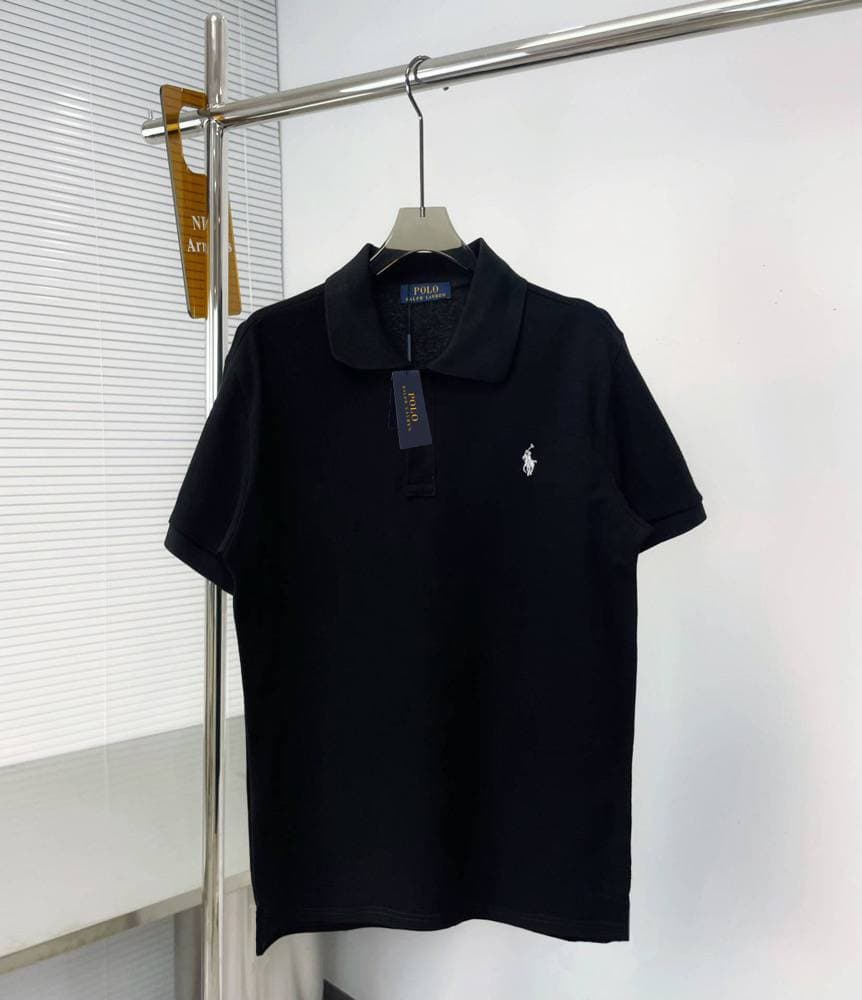 Polo à manches courtes pour homme de marque de haute qualité. Le tissu est confortable et respirant. La finition est parfaite. Il est recommandé