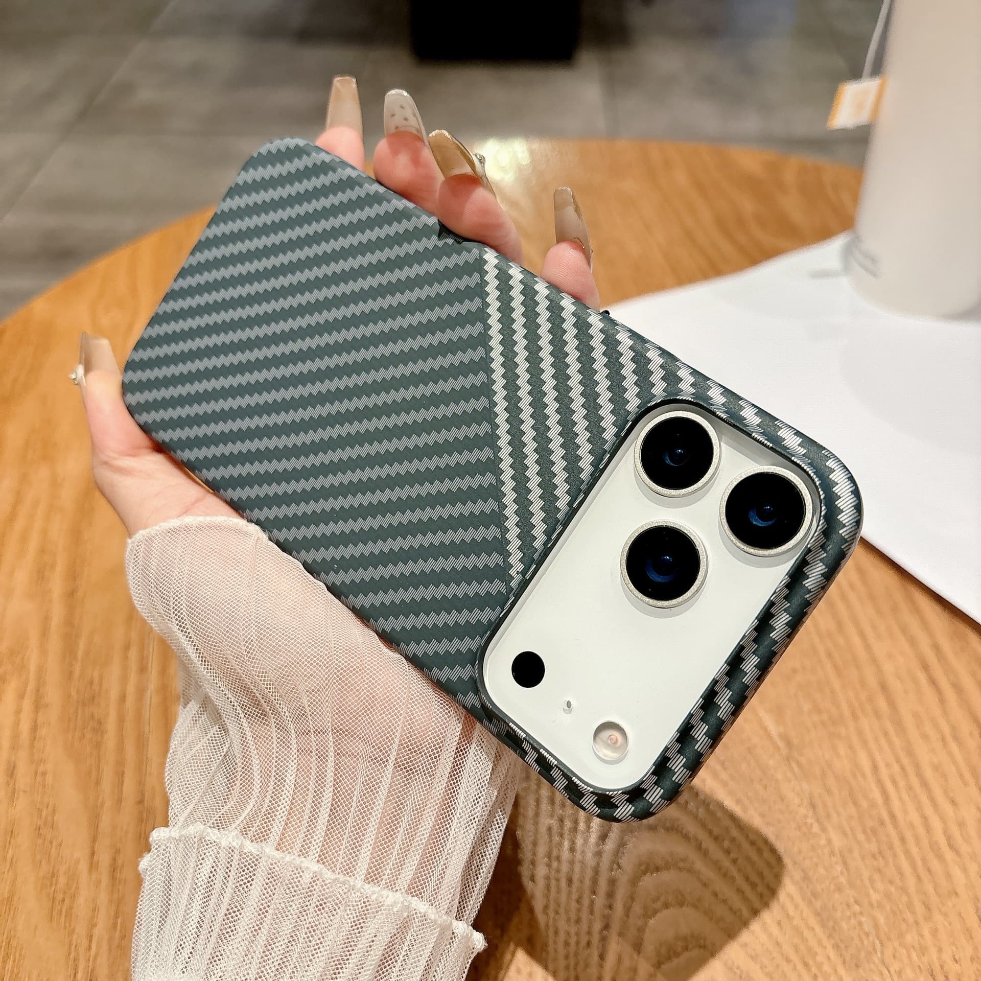 Coque de protection magnétique intégrée en fibre de carbone bicolore, compatible avec l'iPhone 17 Pro Max et l'iPhone 16.