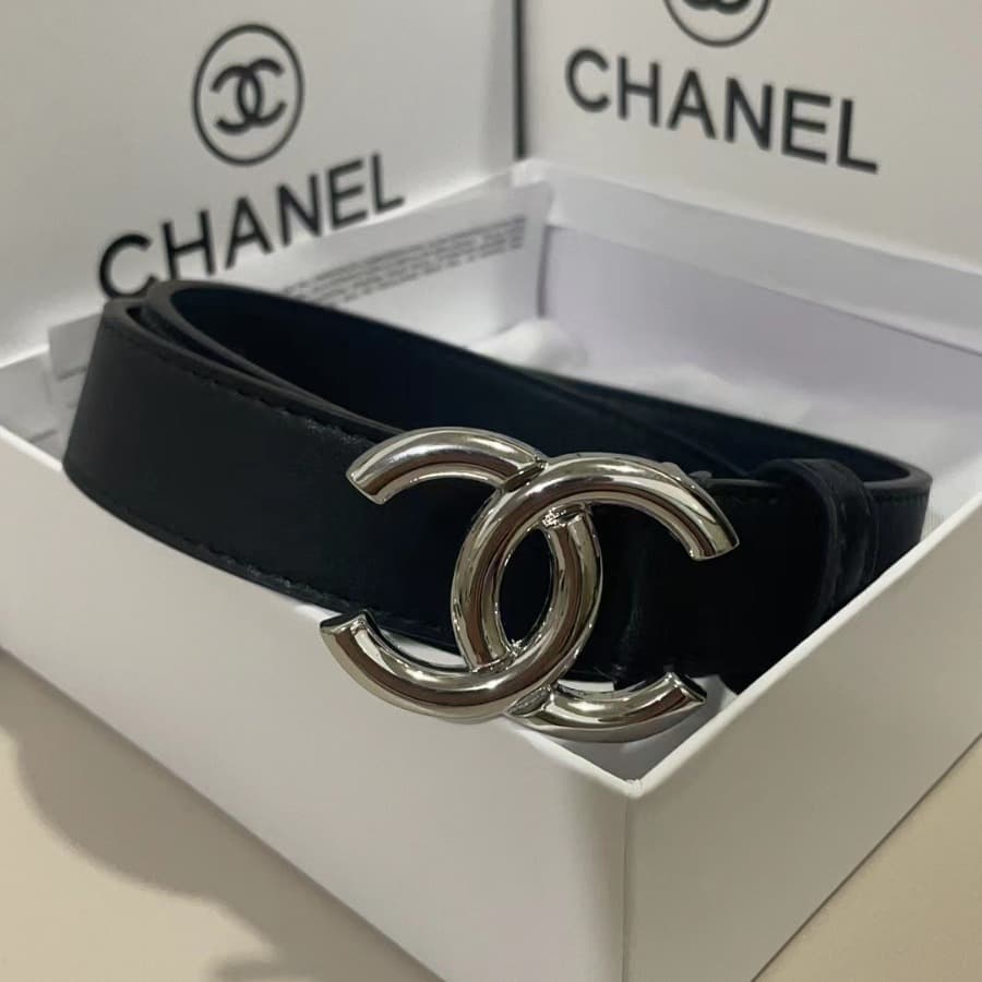 Ceinture Chanel en cuir, jean, décontractée et polyvalente, lisse, à boutons, pour femme, en cuir de vachette double couche.