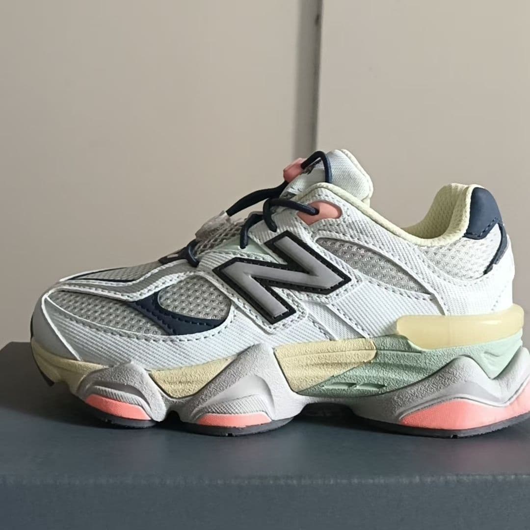 Baskets tendance pour enfants avec lettre N, style décontracté, multicolores, en maille.