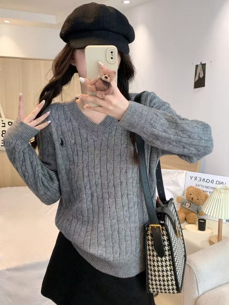 Pull en laine à col en V gris rétro avec logo poney classique et broderie torsadée - Taille 2