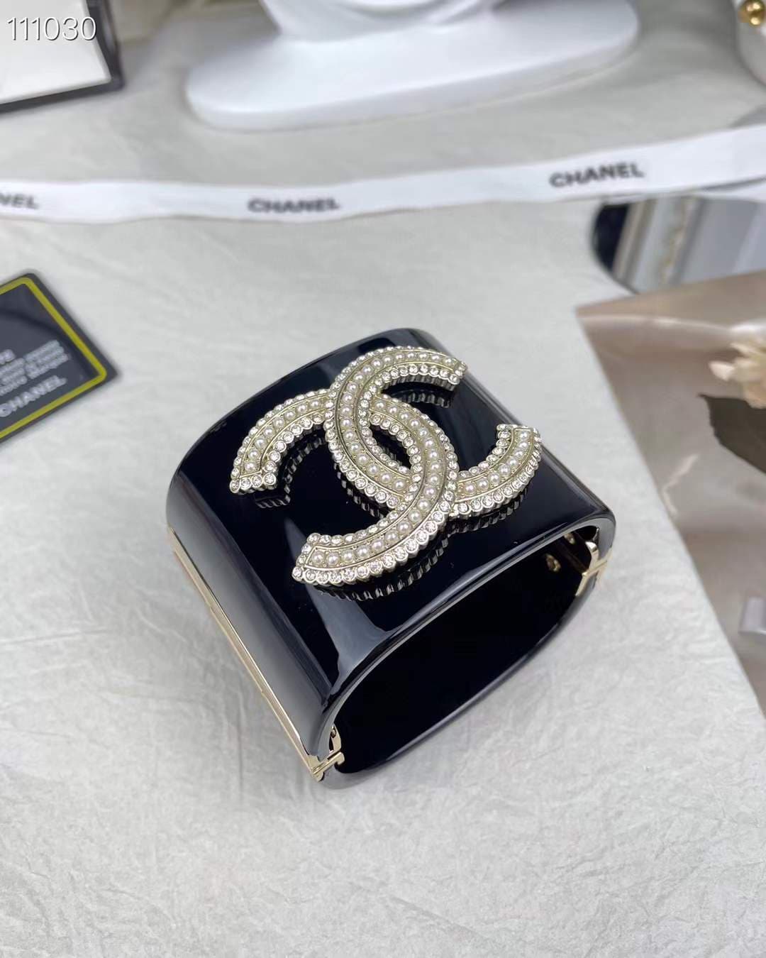 Collection Printemps/Été 2026 - Bracelet femme en résine gravée de perles et de diamants