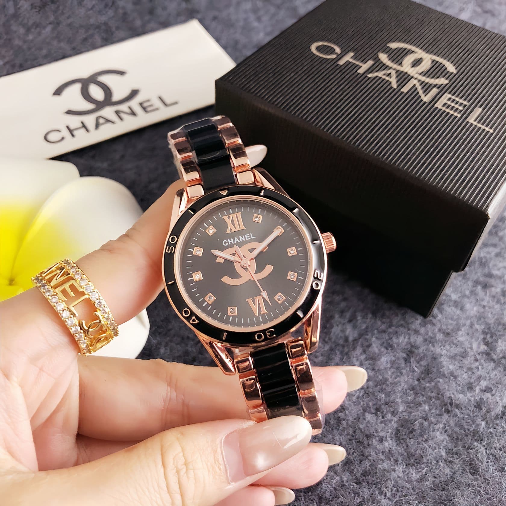 Montre de mode abordable à cadran rond sertie de diamants : une montre élégante pour le bureau