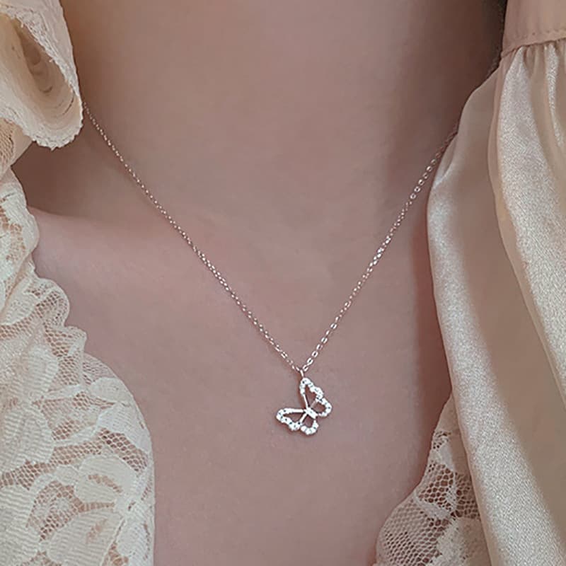 New creative elegant butterfly pendant necklace cold style super Fairy Butterfly necklace women's all-match clavicle chain