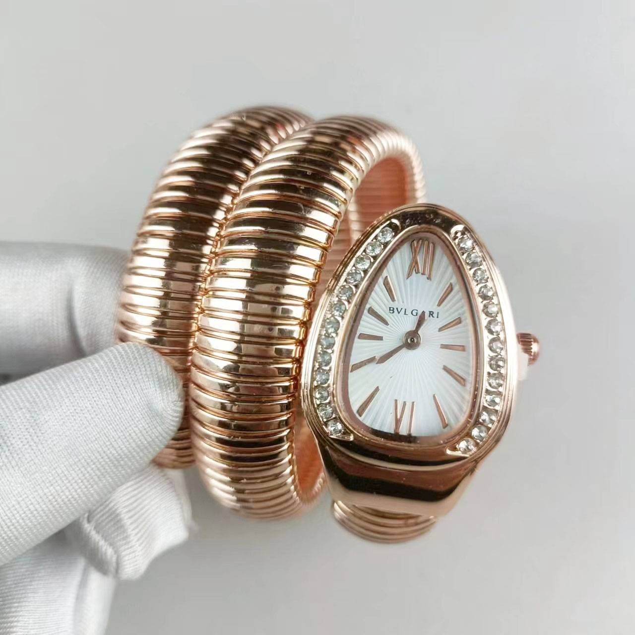 La montre créative et exquise en forme de serpent n'est pas seulement un accessoire de mode accrocheur, mais aussi un puissant assistant de vie.