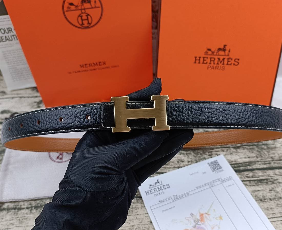 Ceinture pour femme classique, élégante et minimaliste, au style tendance et au design rétro. Accessoires parfaits.