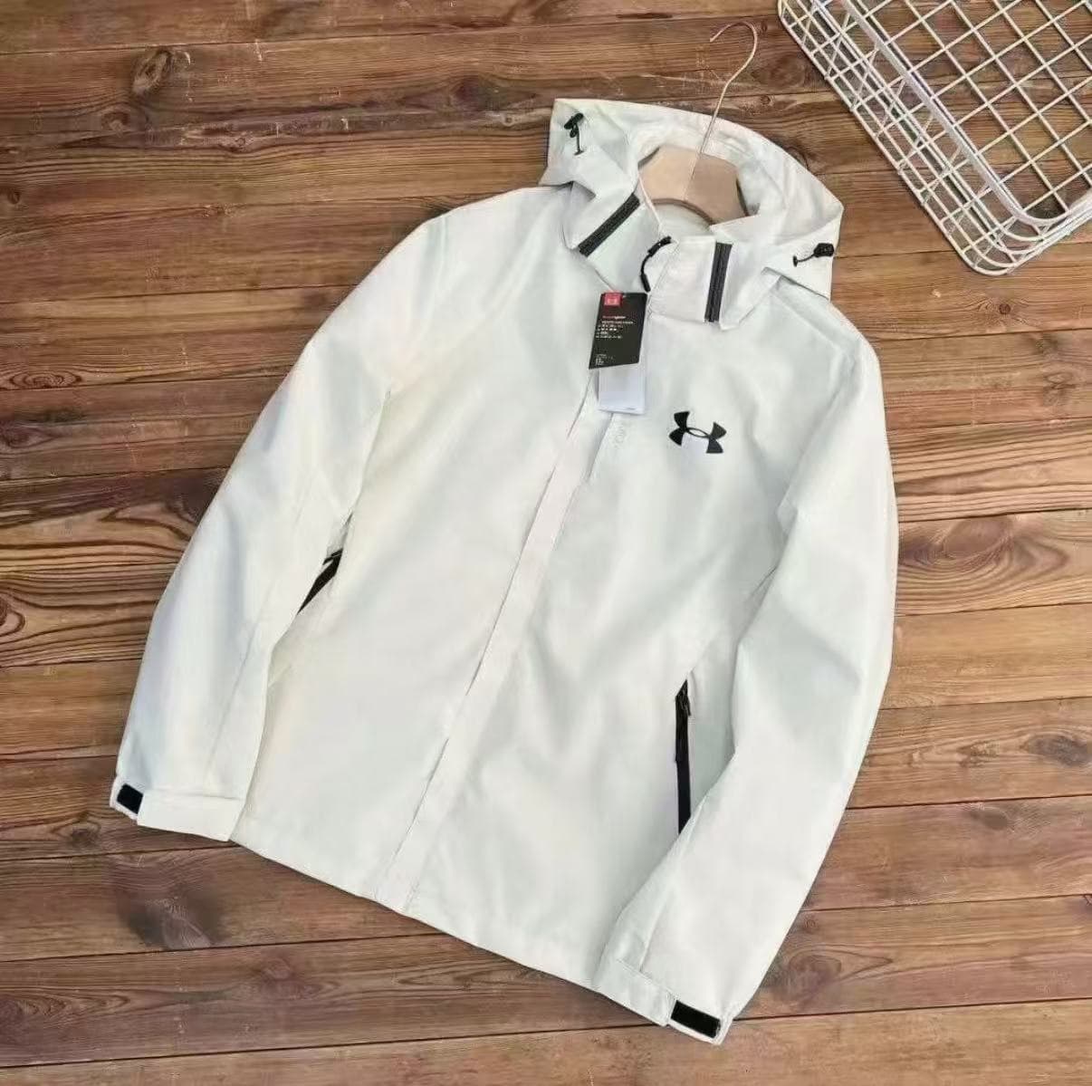 Veste imperméable à capuche style Under Armour – Tissu technique coupe-vent, capuche ajustable, veste de pluie unisexe pour la randonnée et le q