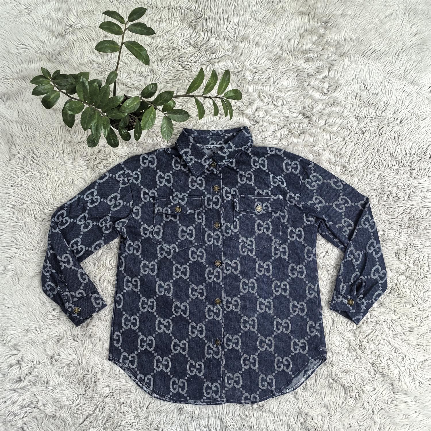 Veste en jean délavé Gucci pour femme, coupe ample et polyvalente, à simple boutonnage.