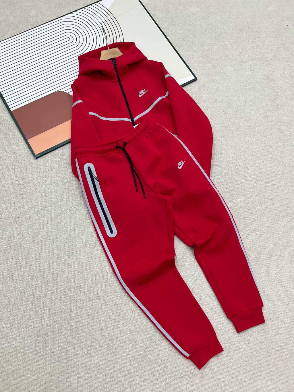 Ensemble décontracté Nike Tech Windrunner pour homme : sweat à capuche et pantalon fuselé en maille.