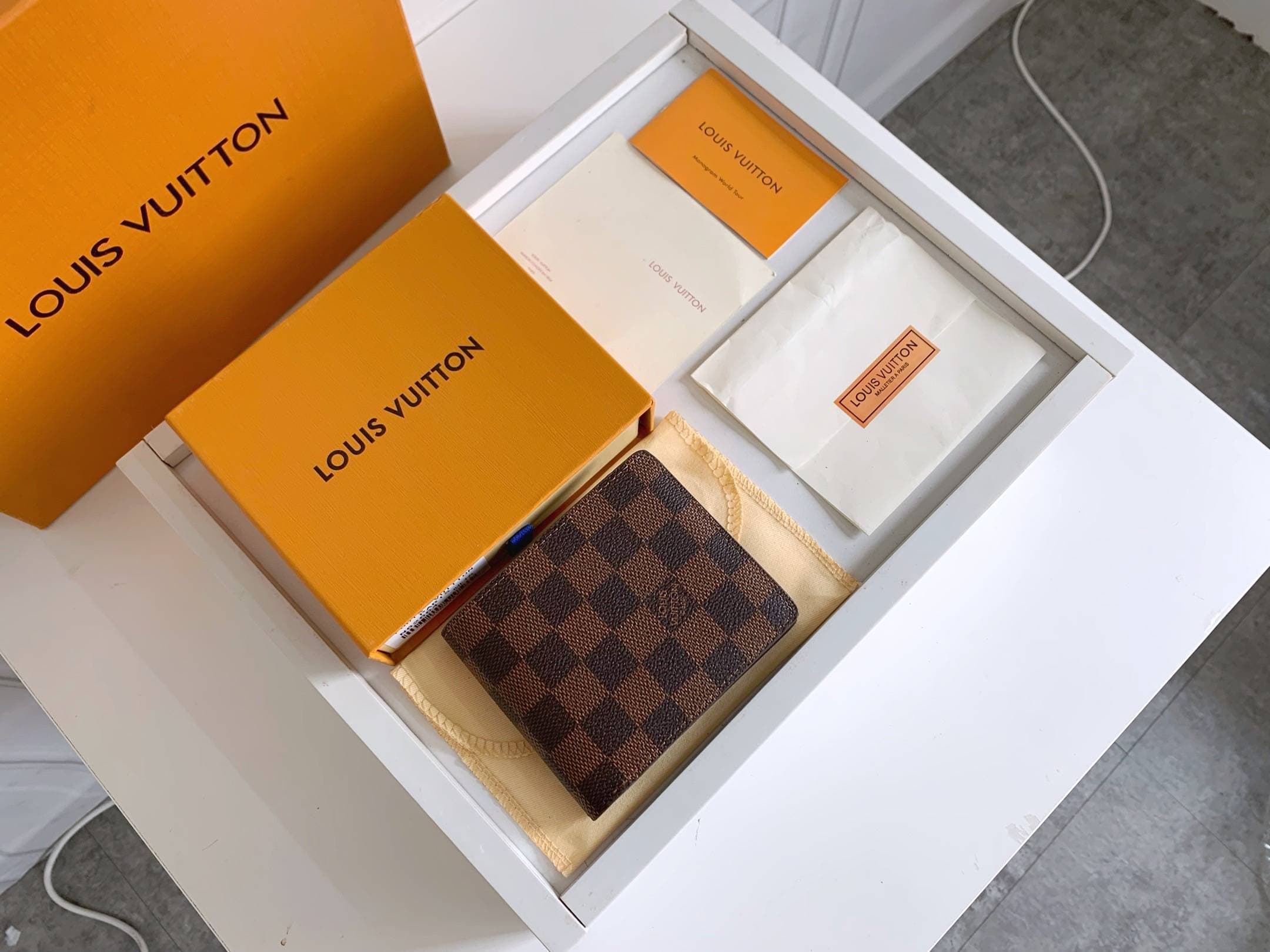 Portefeuille homme vintage à monogramme, format court, à deux volets, avec fente pour cartes et poche zippée pour la monnaie. Accessoires de voyag