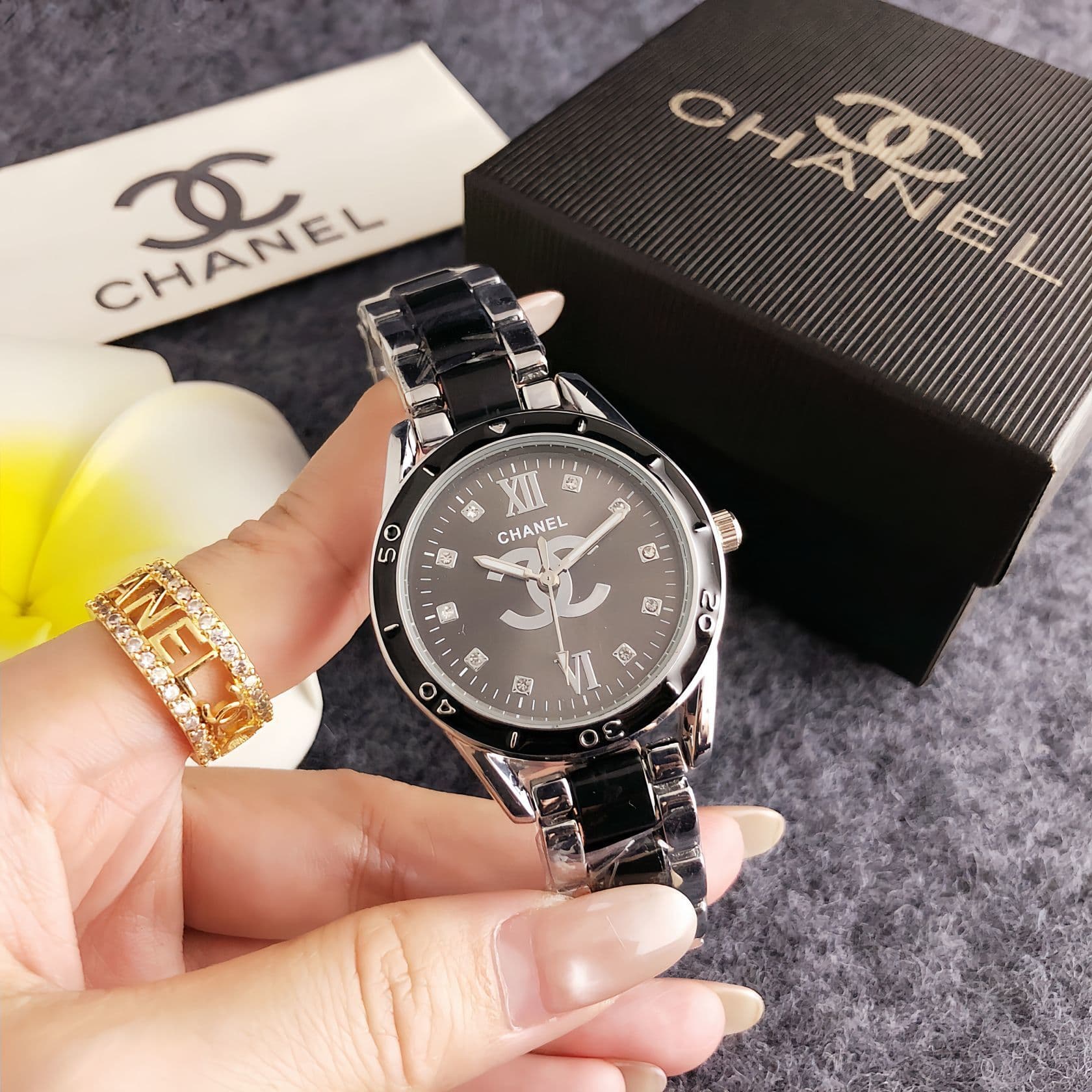 Montre de mode abordable à cadran rond sertie de diamants : une montre élégante pour le bureau