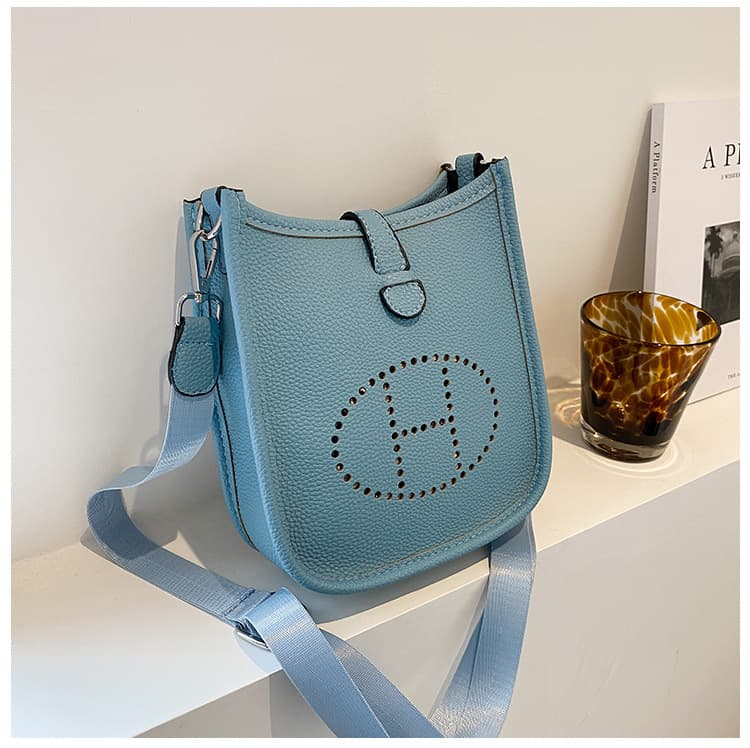 Sac bandoulière carré simple et uni pour femme, collection printemps 2026. Style décontracté et tendance.