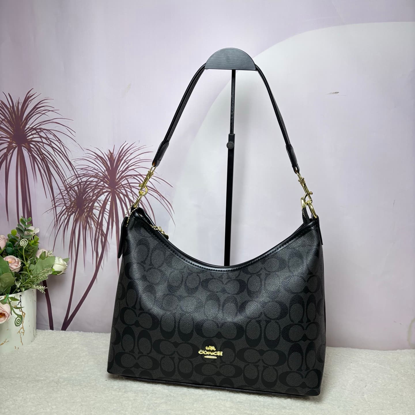 SAC BANDOULIÈRE EN CUIR SIGNATURE DE COACH, DESIGN INTEMPOREL AVEC DES MATÉRIAUX DURABLES POUR LES ESSENTIELS DU QUOTIDIEN ET LES VOYAGES