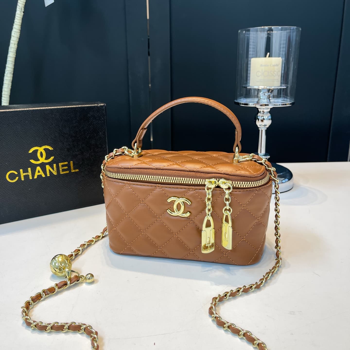 Le nouveau petit sac à bandoulière doré de haute qualité de la marque Light Luxury est un accessoire tendance pour les déesses.