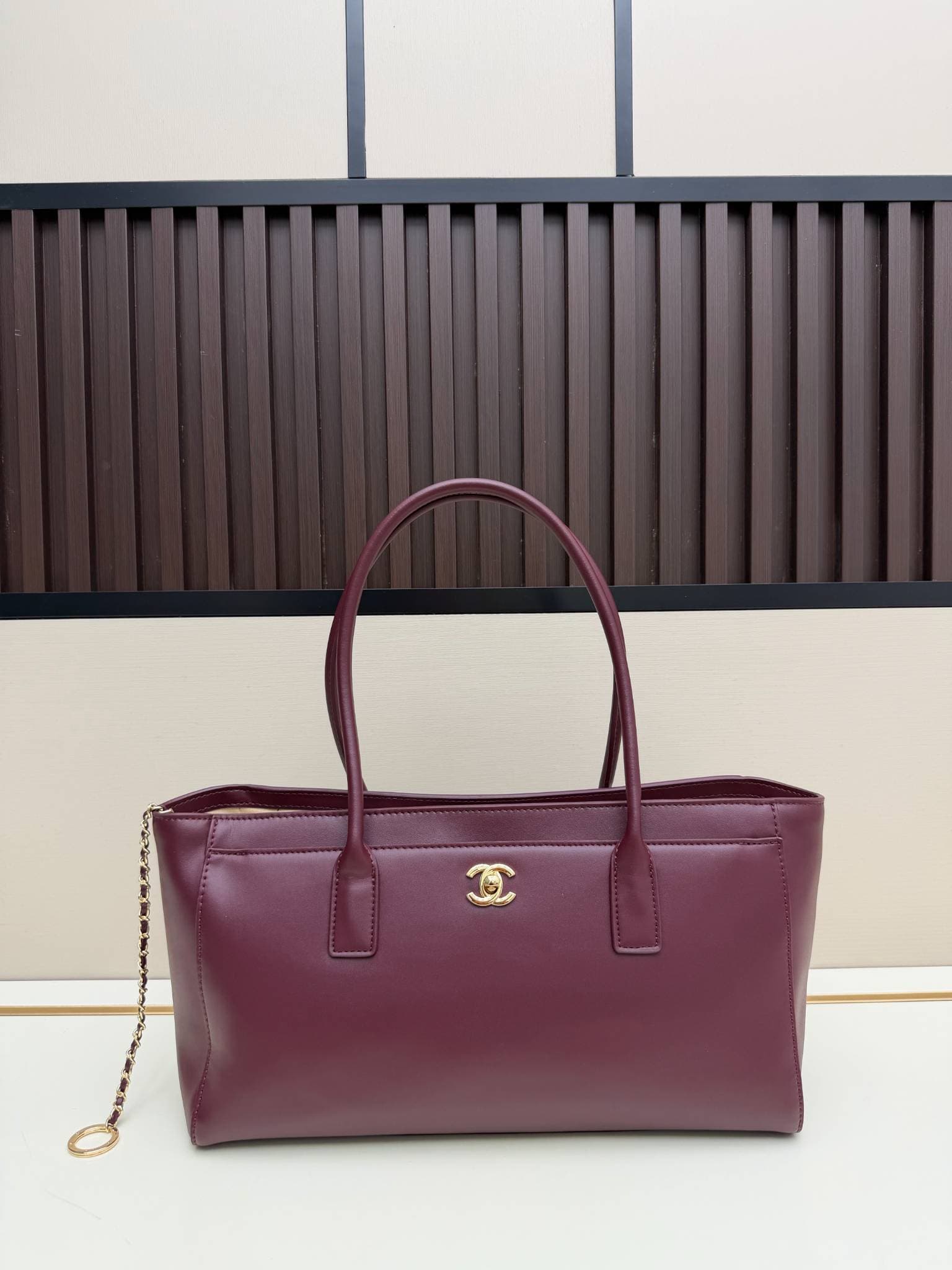 Sac cabas en cuir verni façon croco avec poignée supérieure ornée du logo en métal. Plusieurs couleurs. Grand format, idéal pour les trajets qu