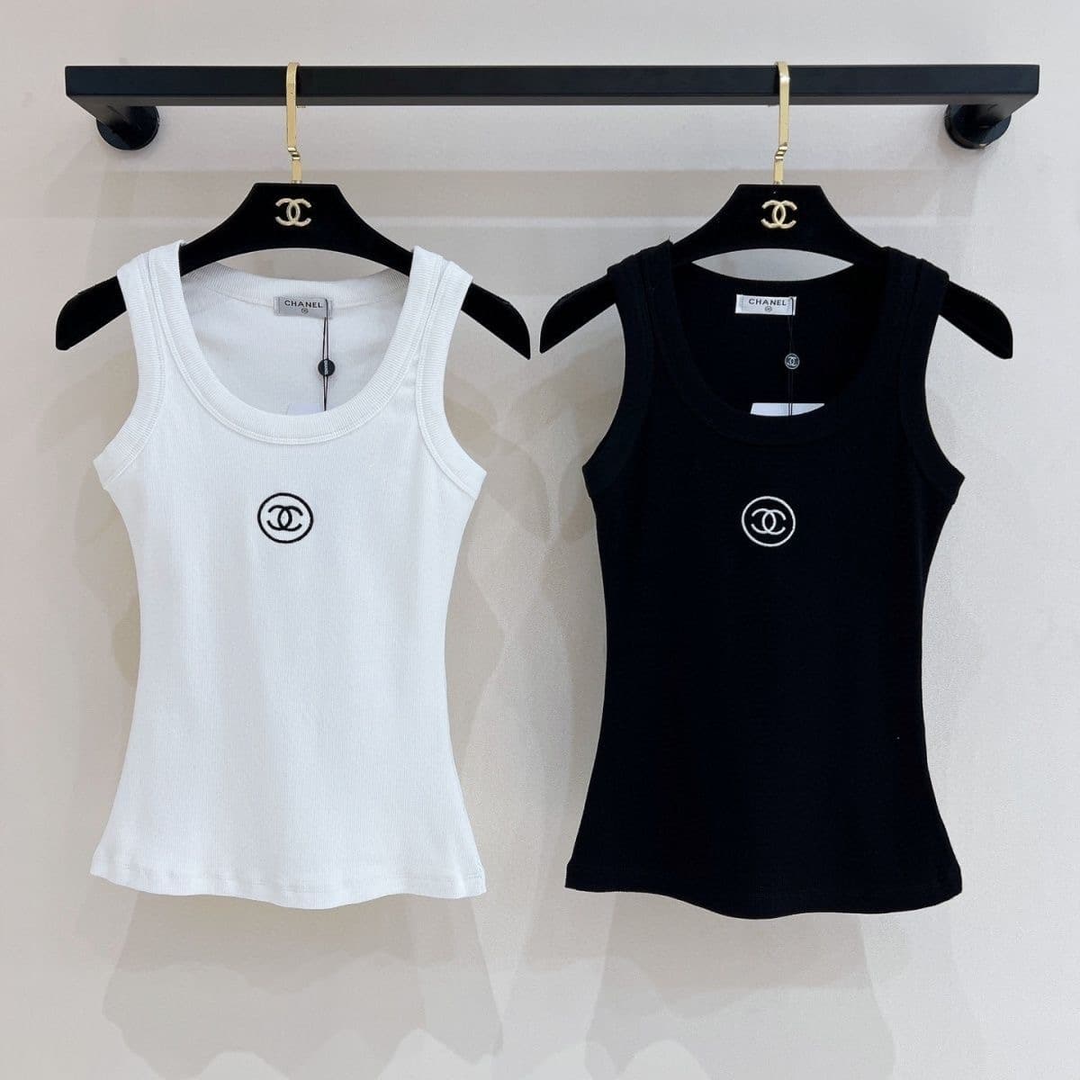 Gilet triangle printemps-été 2025 pour femme, 100% coton, coupe ajustée classique et polyvalente, orné de détails métalliques.