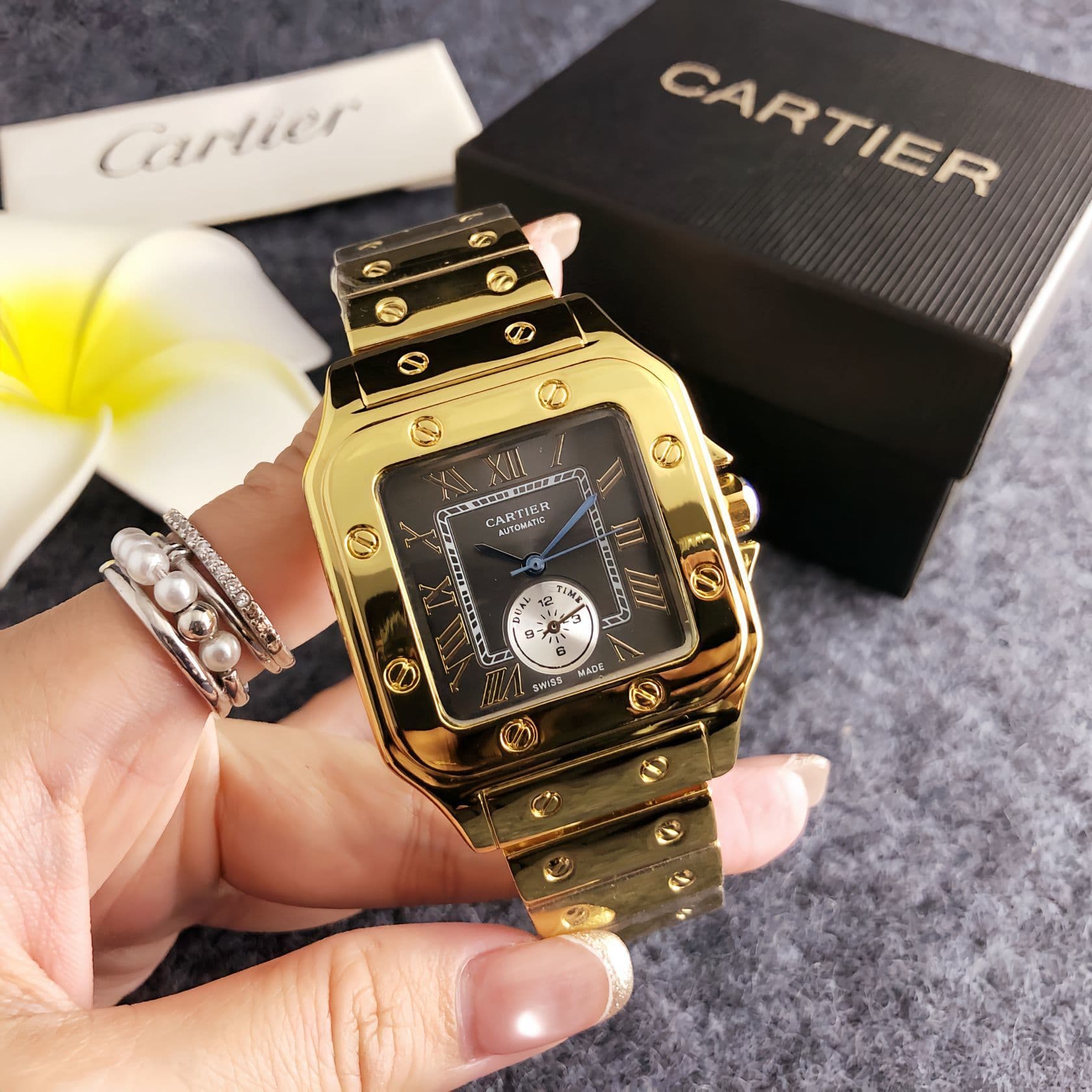 Montre homme haut de gamme à bracelet en acier et cadran carré