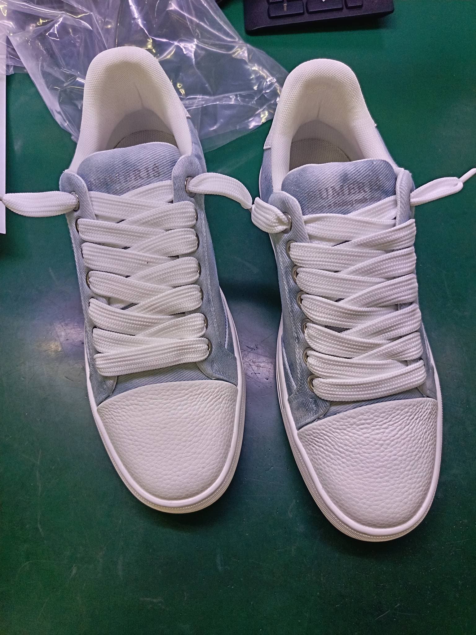 Chaussures de sport unisexes numériques décontractées blanches à lacets de haute qualité, style européen et américain populaire.