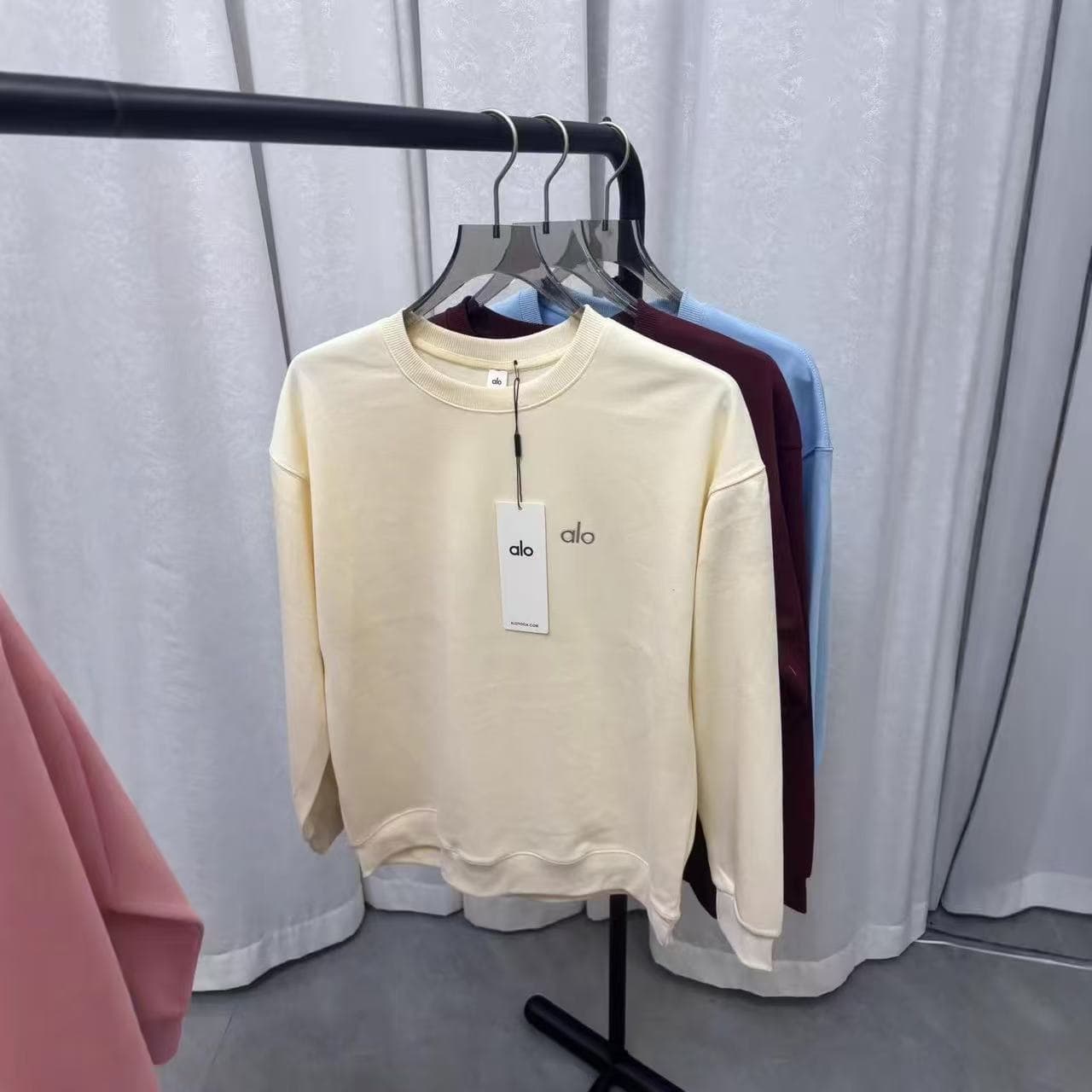 Sweat-shirt ALO Basic à manches longues et col rond avec mini broderie sur la poitrine pour femmes