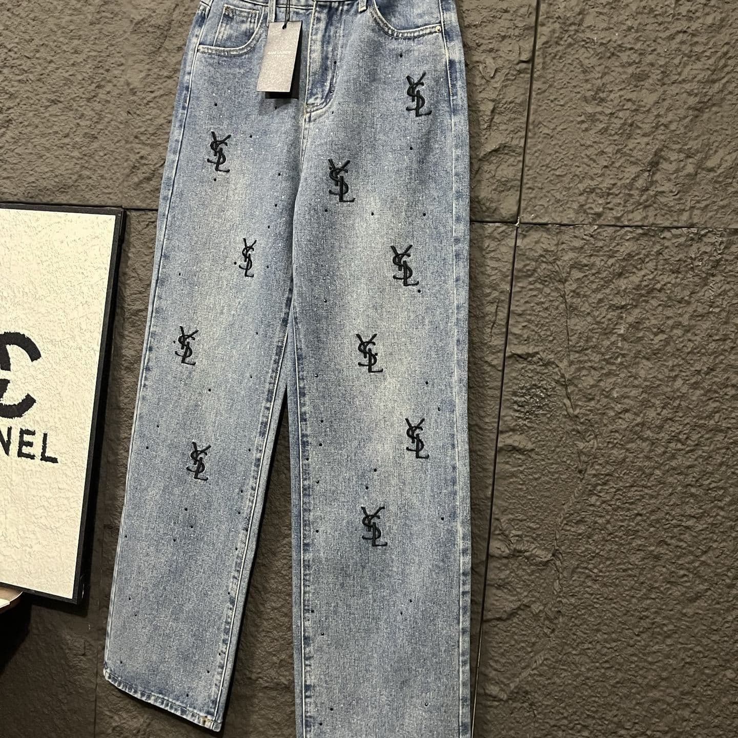 Jean Saint Laurent délavé à jambes droites brodé de lettres et de diamants, collection printemps 2026