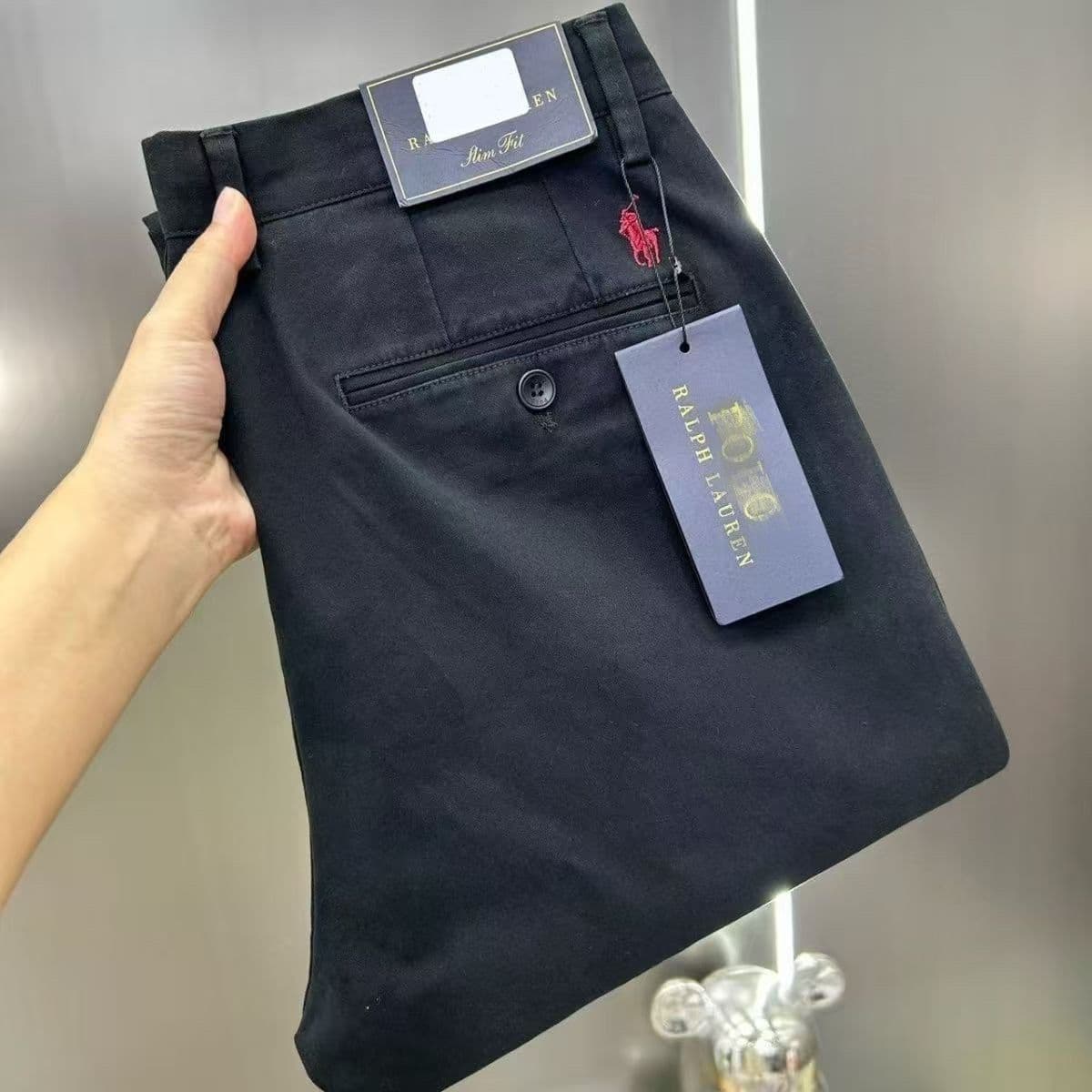 Chemise homme tendance brodée, motif chevalier et cheval de guerre, coupe slim, élastique, infroissable et polyvalente. Style décontracté et prof