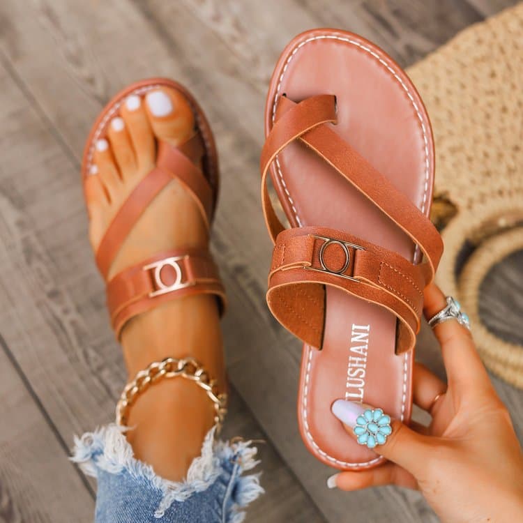 large Size Toe Flat Slippers Women Buckle Retro Outdoor Beach Sandals