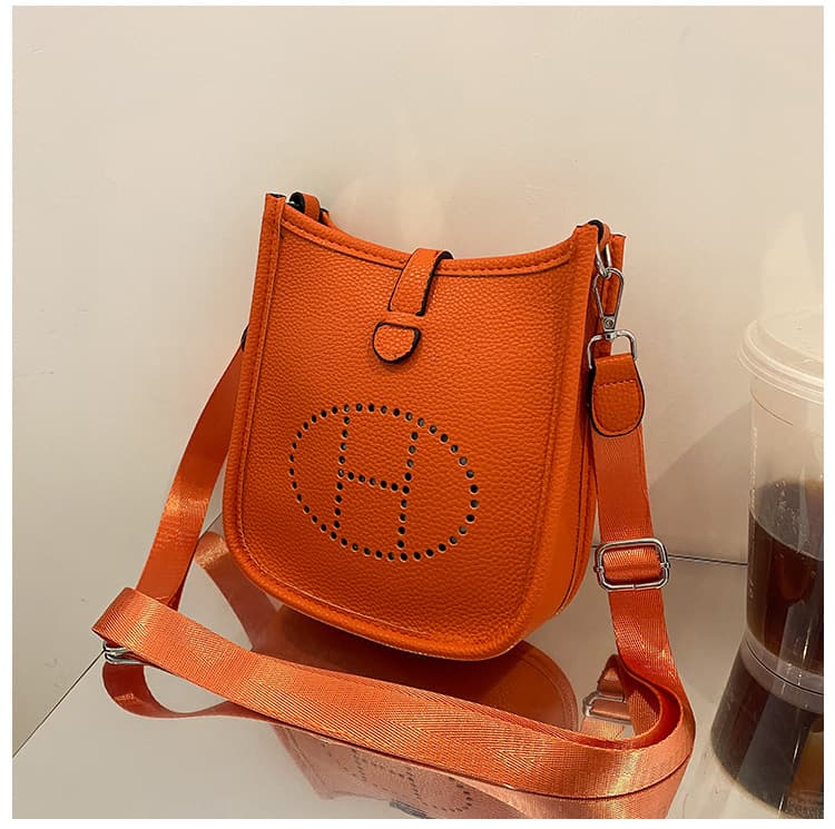 Sac bandoulière carré simple et uni pour femme, collection printemps 2026. Style décontracté et tendance.