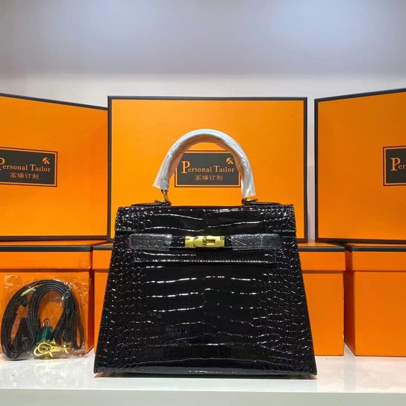 Sac à main Mini Kelly de deuxième génération en cuir véritable à motif crocodile pour femme (collection 2026), porté épaule.