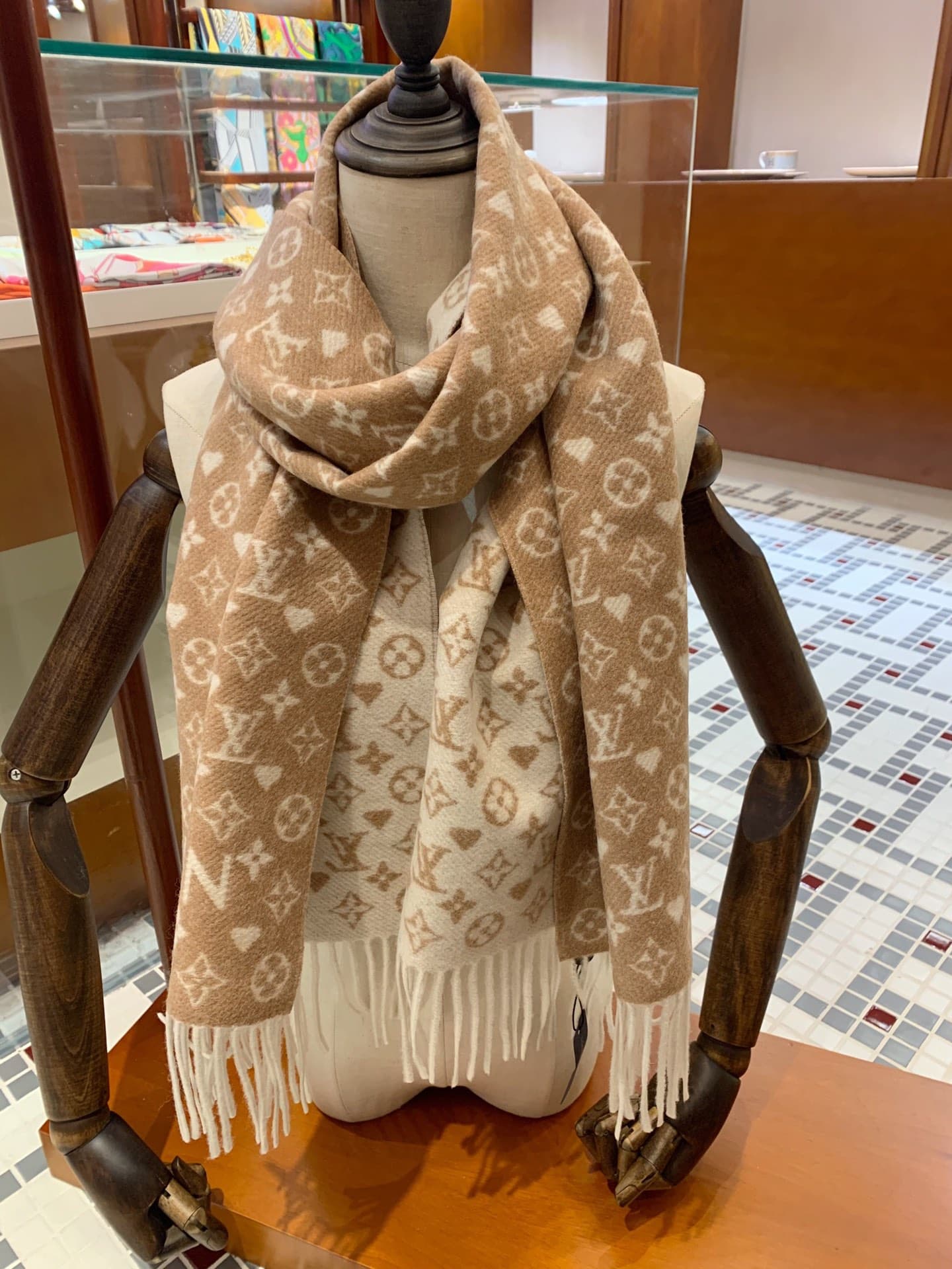 Châle d'hiver épais en cachemire double face pour femme, orné d'un motif en V, cache-cou de luxe haut de gamme.