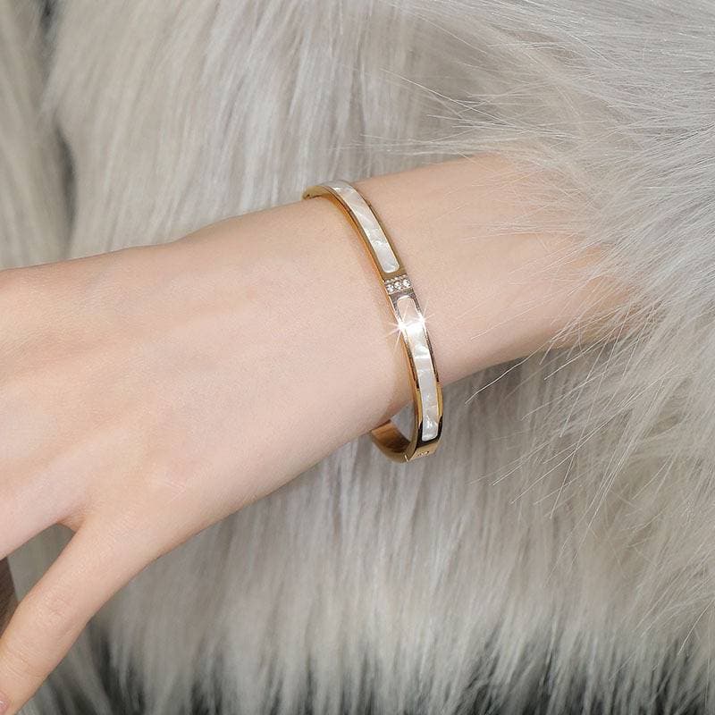 Titanium steel high grade white shell mother of pearl bracelet female diamond studded simple personality bracelet ins design trendy and colorfast