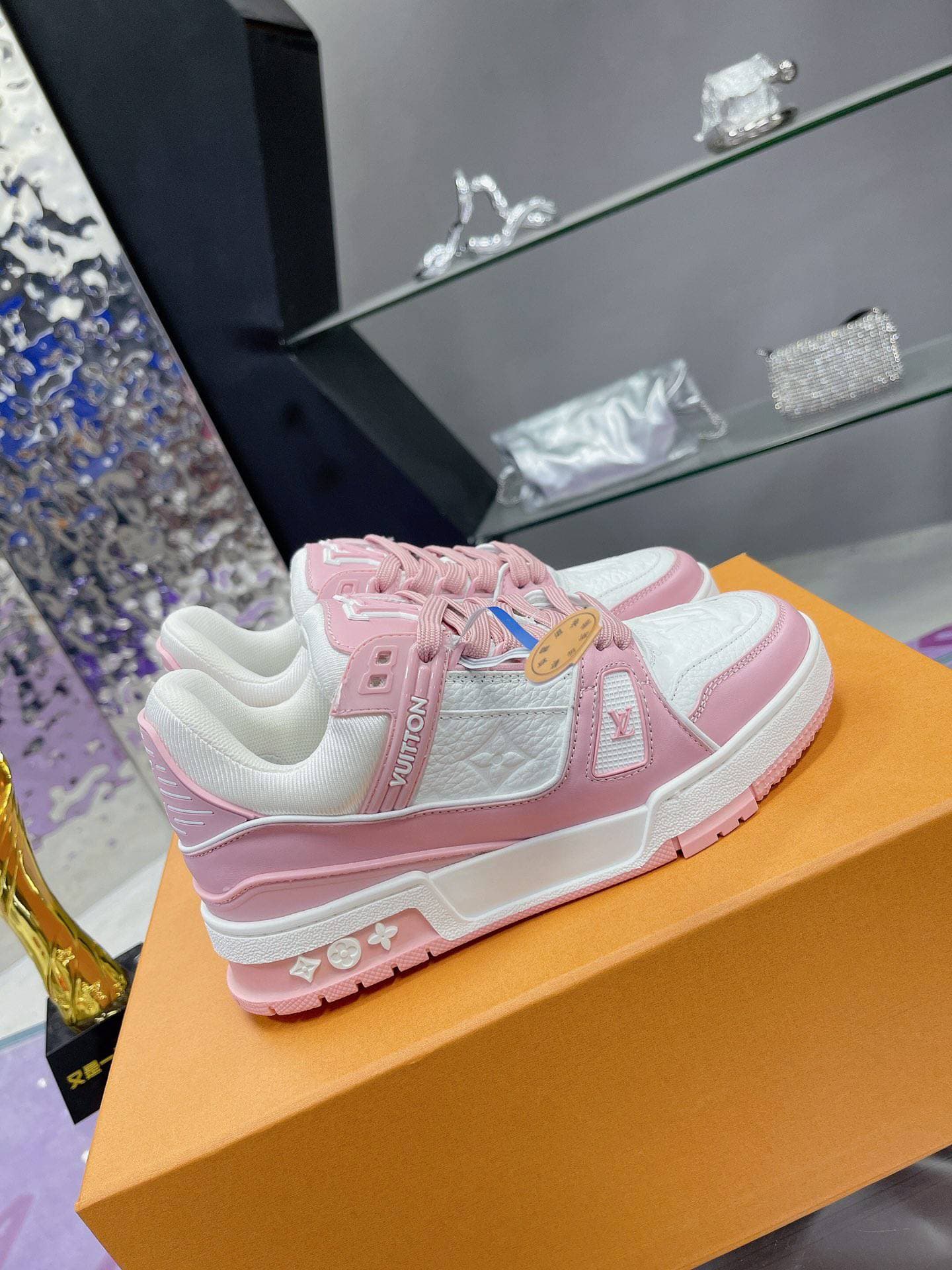 LouisVuittonLV Chaussures pour hommes et femmes Chaussures de sport et de loisirs classiques pour presbytie Baskets à semelles épaisses noires et b