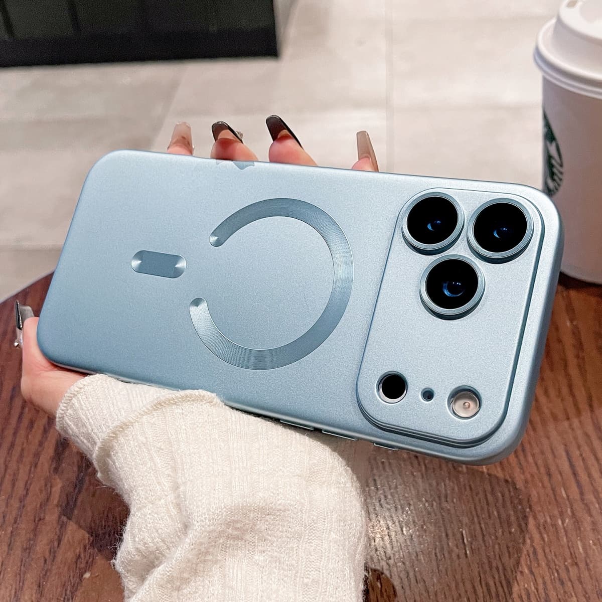 Coque souple magnétique à peinture métallisée pour iPhone 17 Air 16 E 15 14 Plus 13 12 11 Pro Max avec chargeur sans fil