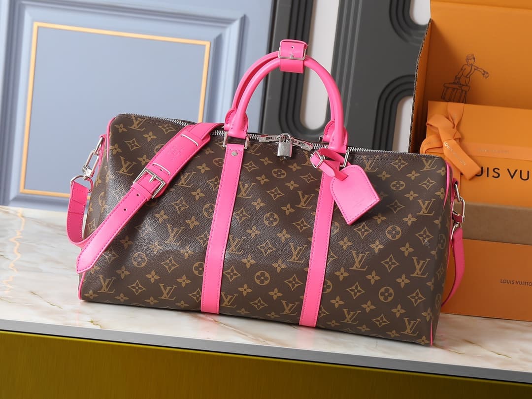 Le sac de voyage Keepall Bandoulière, version originale améliorée 160 M13807 M13808 M41418, est doté d'une toile enduite Monogram Macassar.