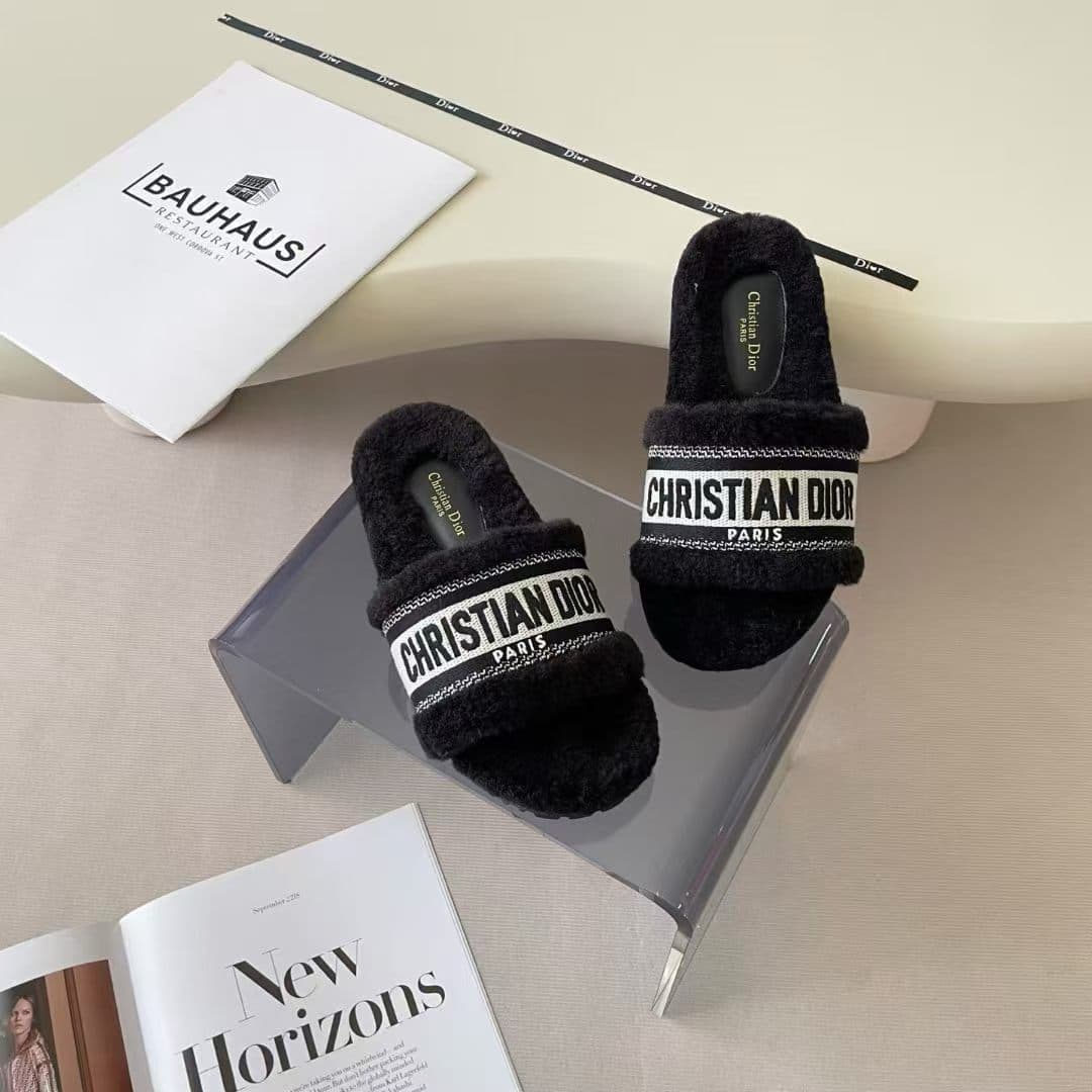Mules Dior Dway – Mules noires en fausse fourrure douce et duveteuse « CHRISTIAN DIOR PARIS »