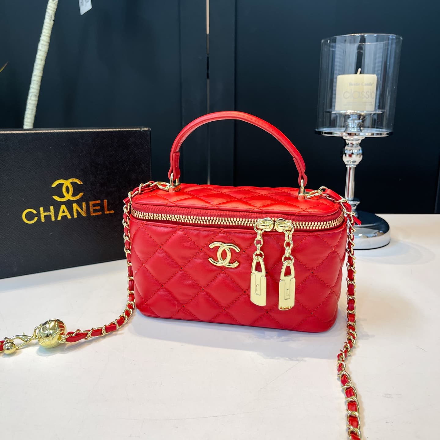 Le nouveau petit sac à bandoulière doré de haute qualité de la marque Light Luxury est un accessoire tendance pour les déesses.