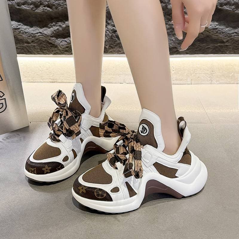 Baskets blanches tendance à semelle arquée pour femme, printemps/été/automne/hiver, style « dad shoes », bout rond et tige en mesh ivoire.