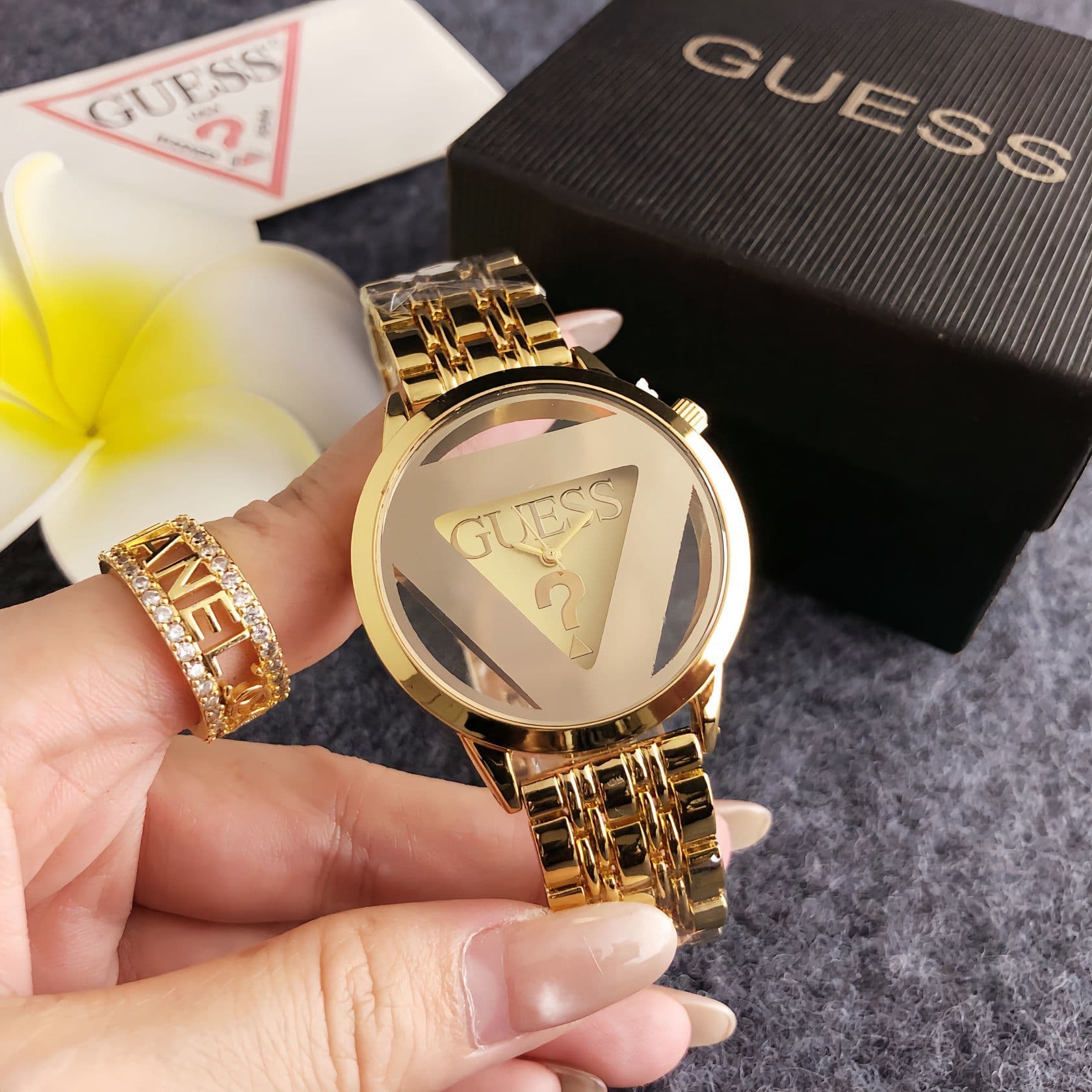 Montre homme élégante à bracelet en acier : Montre polyvalente avec cadran triangulaire