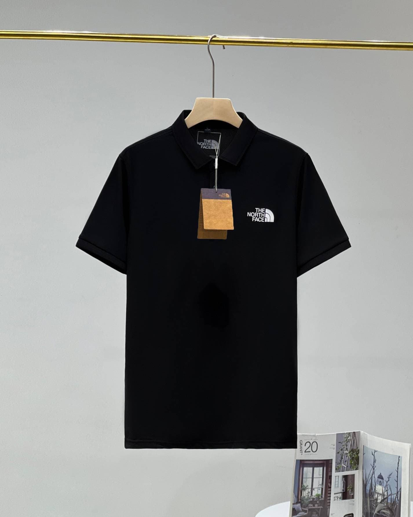Polo à manches courtes pour homme de marque de haute qualité. Le tissu est confortable et respirant. La finition est parfaite. Il est recommandé