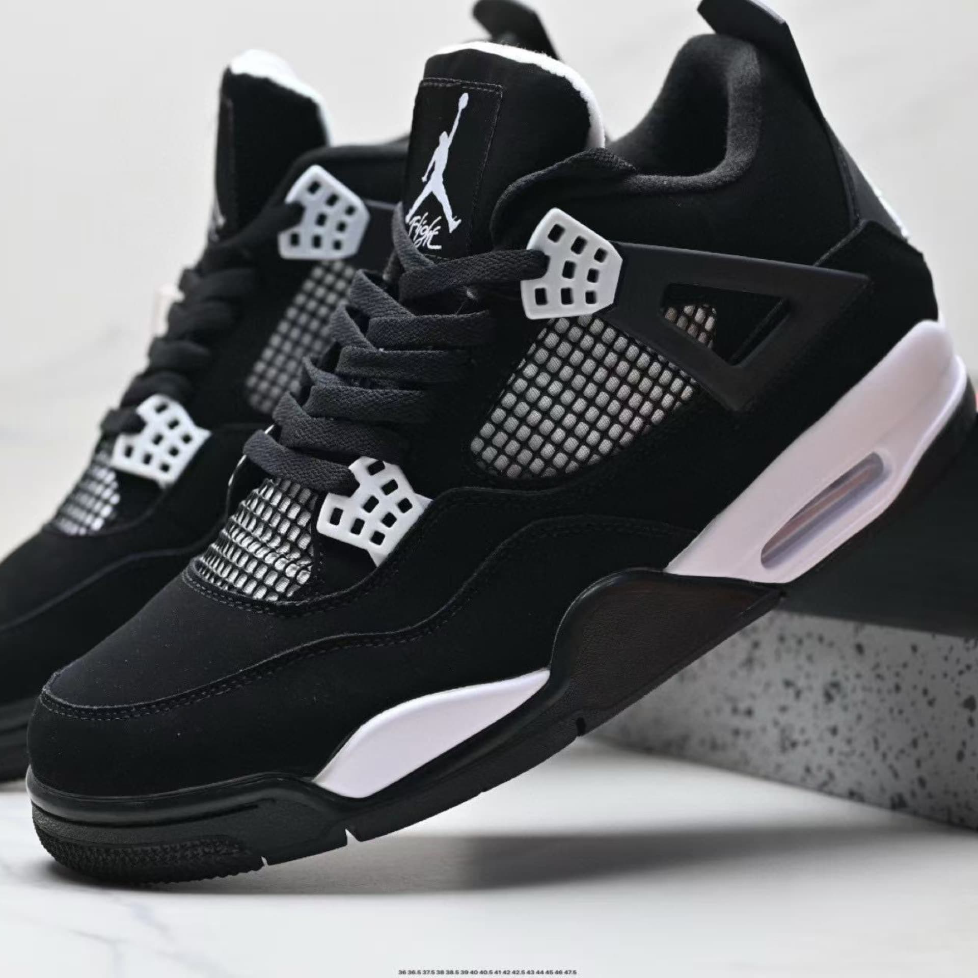 Baskets de basketball pratiques disponibles en blanc, vert, noir, jaune, rouge, bleu, modèles classiques Thunder Lightning, Jordan 4 montantes