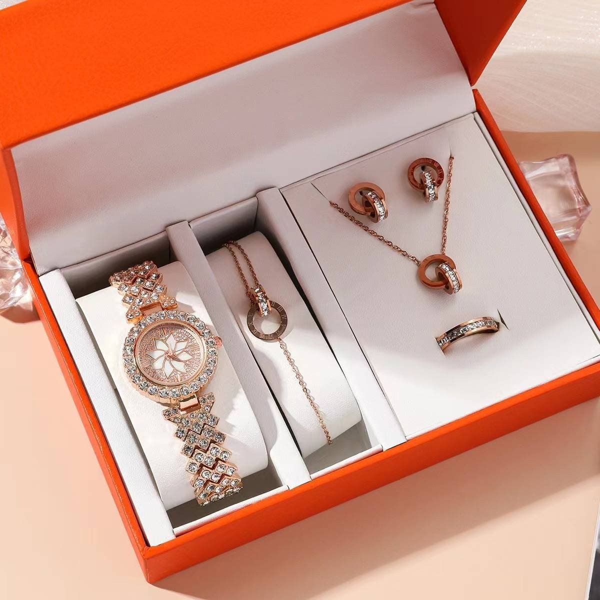 Women's fashion everything studded with diamond bracelet fashion quartz movement wrist watch Gift box high-grade gift women's watch