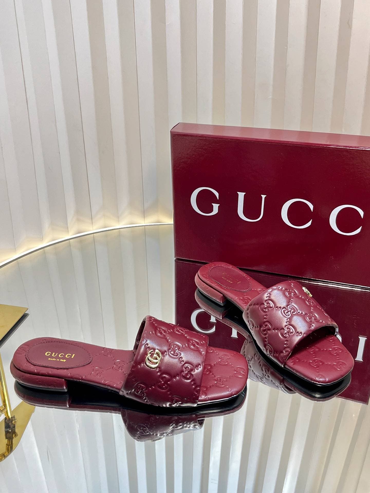 Sandales et pantoufles en cuir de veau à double bouton G en relief Mini GG pour le printemps et l'été