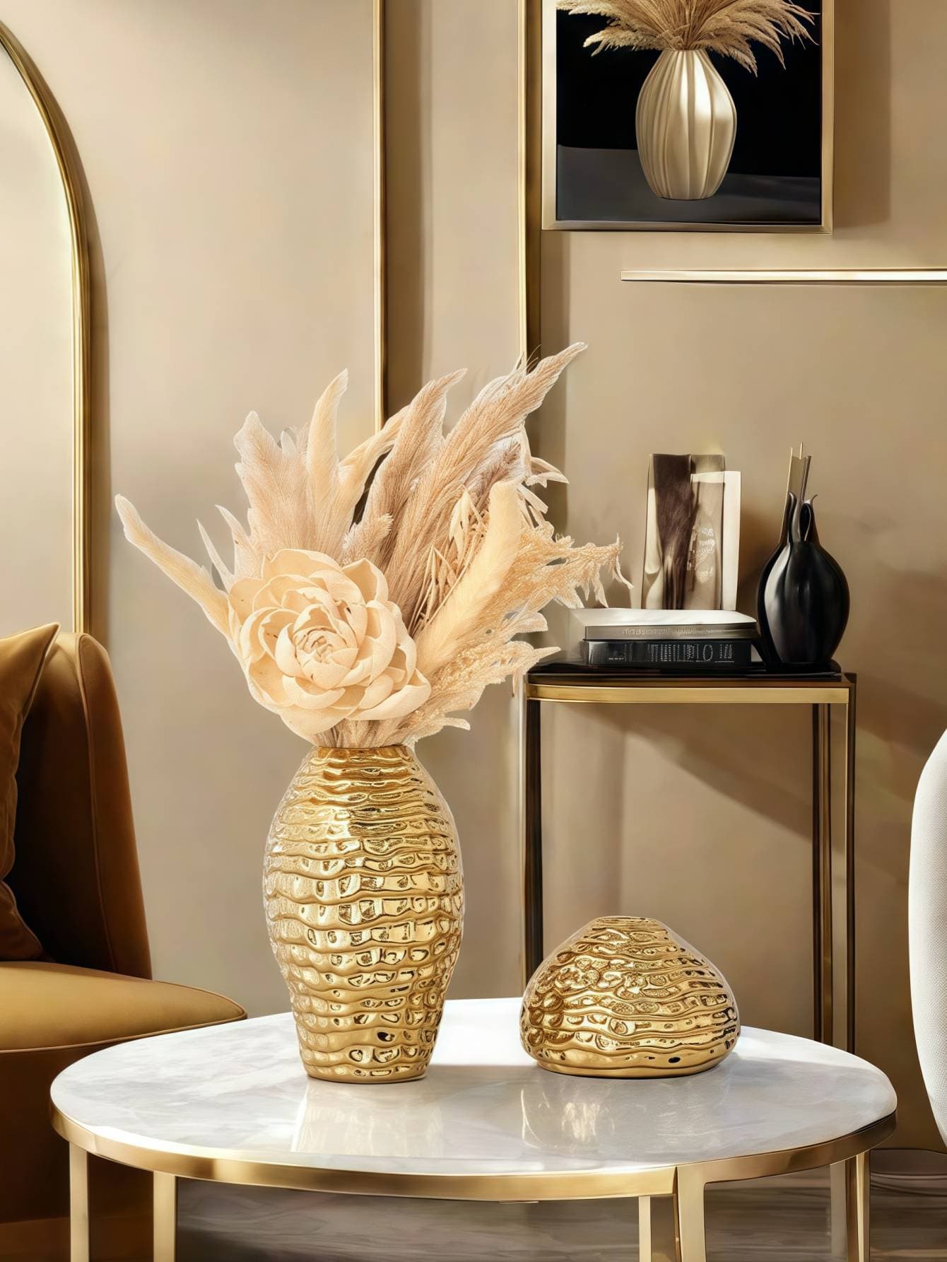 Un vase doré ondulé de luxe de style européen convient au salon, à la salle à manger, au couloir, à la composition florale et aux ornements de vase.