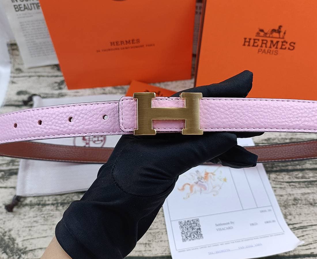 Ceinture pour femme classique, élégante et minimaliste, au style tendance et au design rétro. Accessoires parfaits.