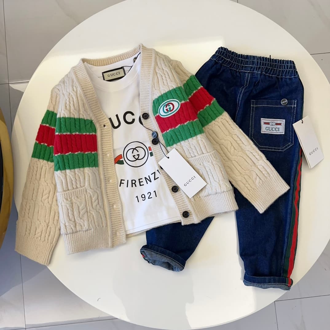 Ensemble 3 pièces pour enfant : cardigan rayé en maille torsadée, t-shirt imprimé et pantalon en jean à rayures latérales. Motif fourmis.