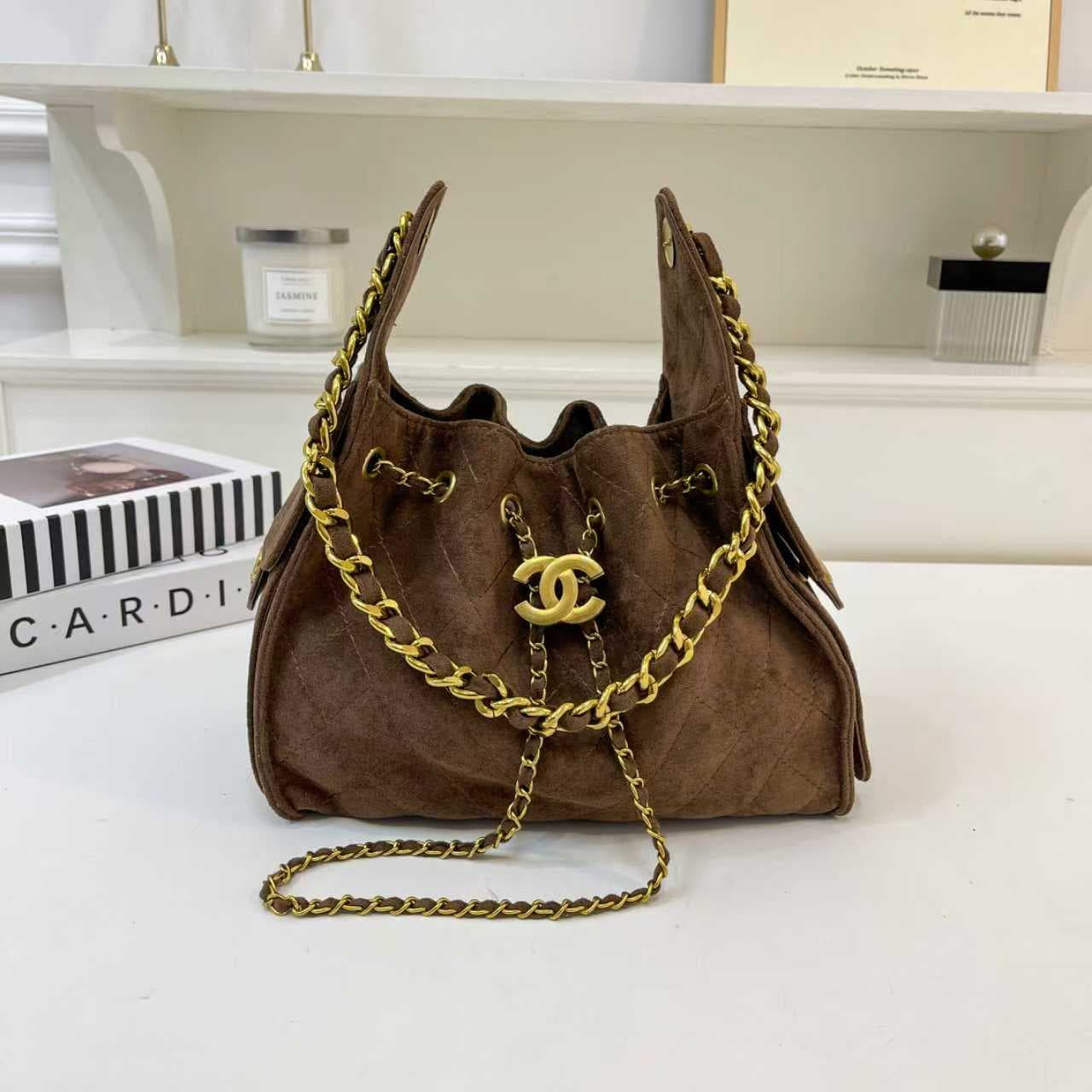 Sac seau matelassé rétro en daim véritable de haute qualité, style élégant, porté épaule ou bandoulière chaîne. Idéal pour une utilisation